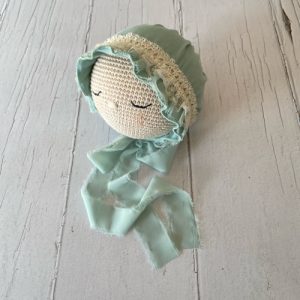 capota newborn en punto verde con puntilla y lazada de gasa
