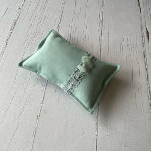 funda de almohada en punto verde liso con puntilla y lazo de gasa