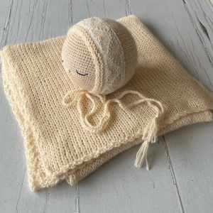 wrap en lana color crudo y gorro a juego con puntilla de tul bordada