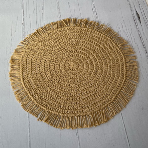 alfombra de crochet en color ocre con flecos