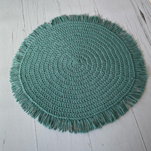 alfombra de crochet en color verde esmeralda con flecos