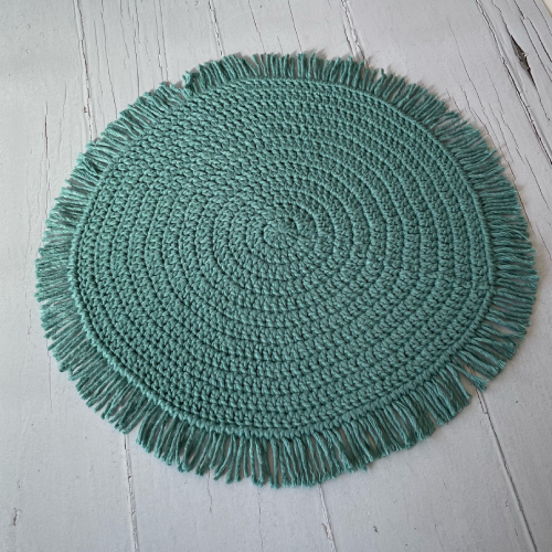 alfombra de crochet en color verde esmeralda con flecos