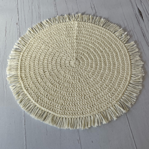 alfombra de crochet en color crudo con flecos