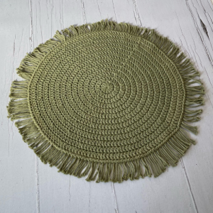 alfombra de crochet en color verde con flecos