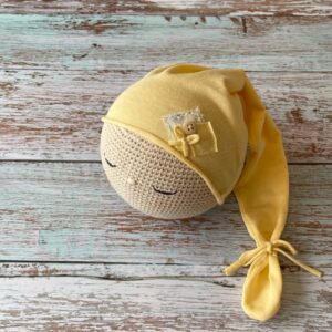 gorro dormilón en tejido de punto color amarillo