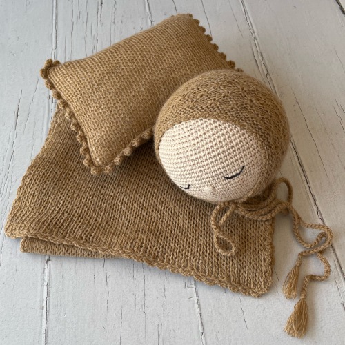 pack newborn compuesto por gorro, wrap y funda de almohada hecho a mano en color camel
