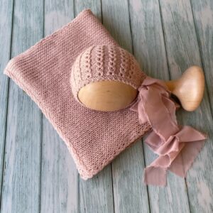 pack gorro y wrap hecho a mano en color rosa