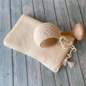 pack gorro y wrap hecho a mano en color crudo