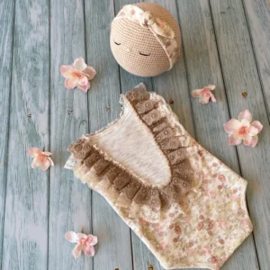 atrezzo fotografía newborn. body en punto estampado liberty con doble puntilla por cuello y espalda. turbante anudado